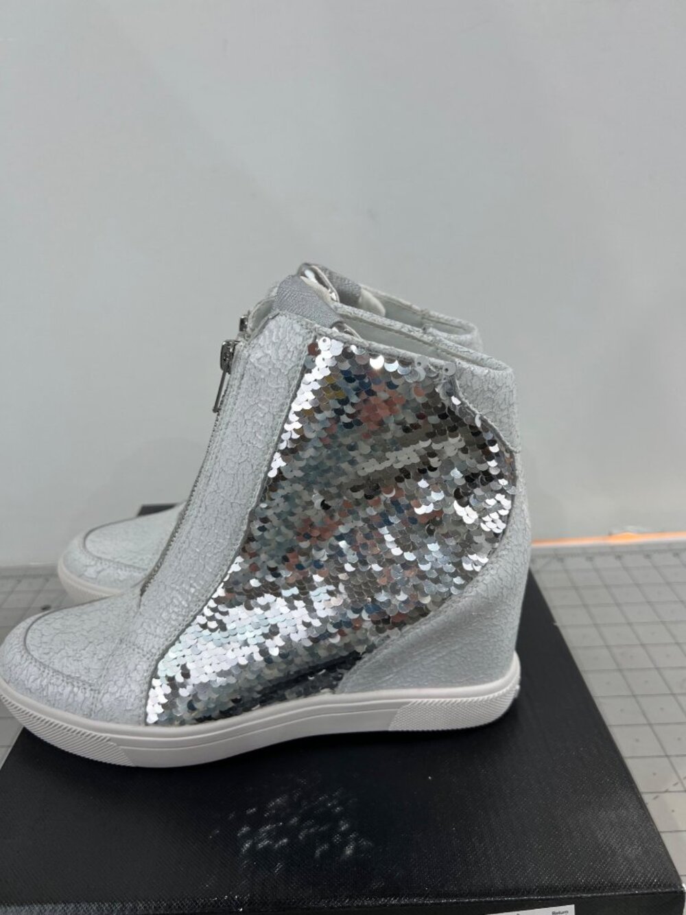 DKNY Caz-Wedge Sequin Silver Sneakers Zip Closure Women’s Sz.  7.5 new - Picture 5 of 8